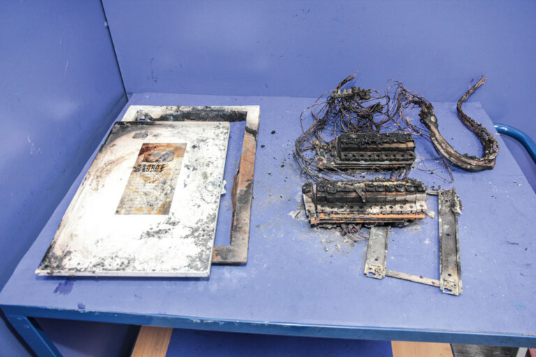 Bild 2 / Die Überreste der Elektrounterverteilung werden im Labor des IFS untersucht.