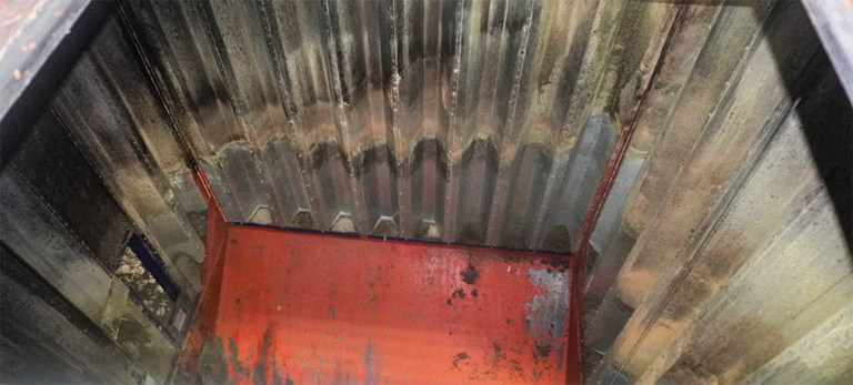 Bild 11 / Blick vom Dachgeschoss in das Ölsaatkuchensilo: An den metallenen Wänden des Ölsaatkuchensilos liegen deutliche Spuren einer thermischen Einwirkung vor.