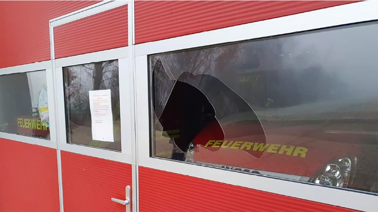Bild 1 / Eingeschlagene Scheibe im Sektionaltor eines Feuerwehrhauses